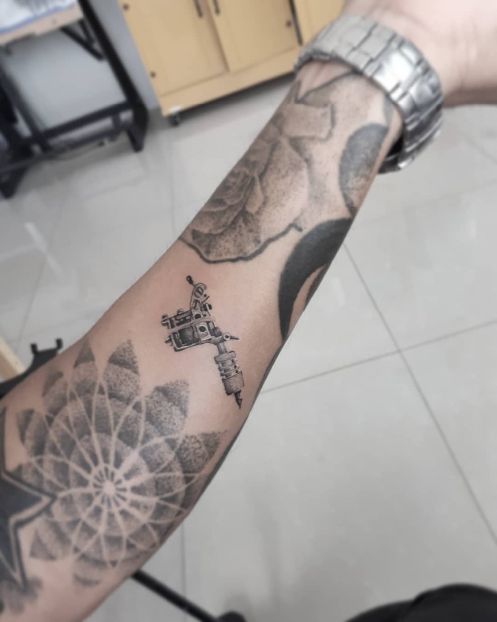 "Do Single Needle Tattoos Last Longer And Hurt Less? Check Out These 63+ Simple Minimalist Design Ideas single needle tattoo designs single needle tattoo ideas minimalist tattoos with meaning delicate minimalist tattoos minimalist tattoo flower minimalist tattoo sleeve minimalist cat tattoo tattoo ideas minimalist family tattoo simplistic tattoo minimal tattoo"