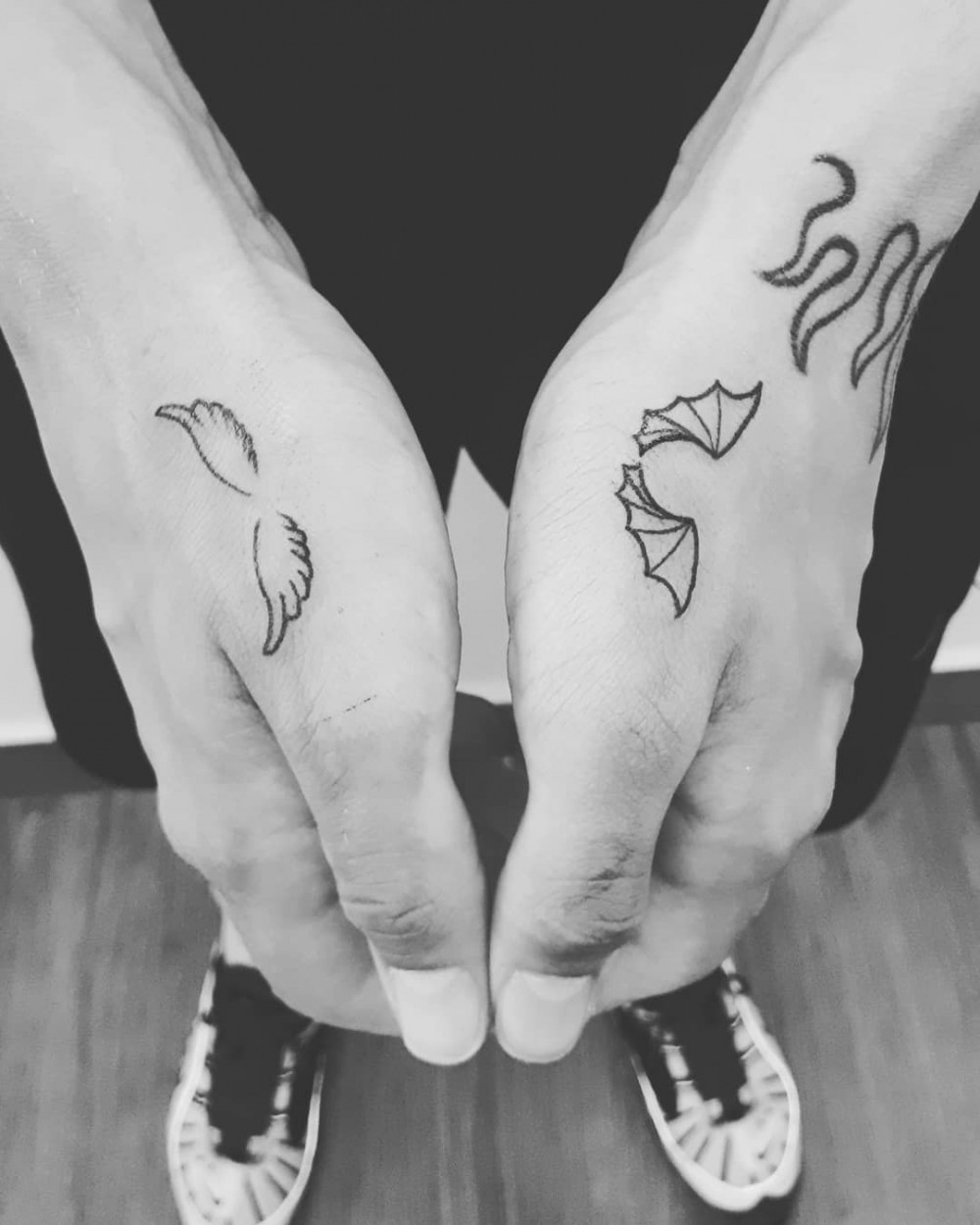 tiny-devil-wing-minimal-tattoo-lavidaesmuykorta