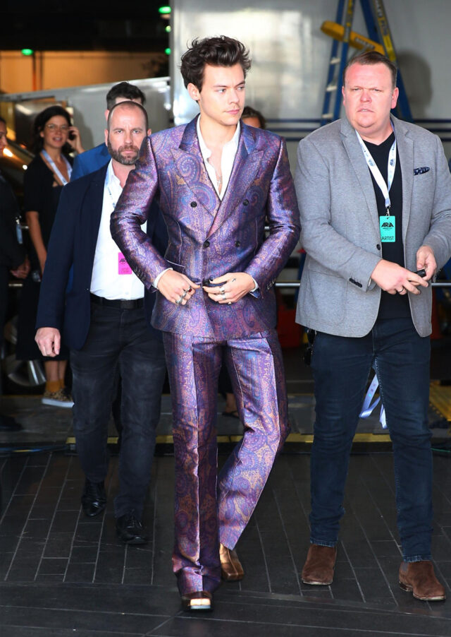 2021 Men Fashion Guide: How to Dress Like Harry Styles ...