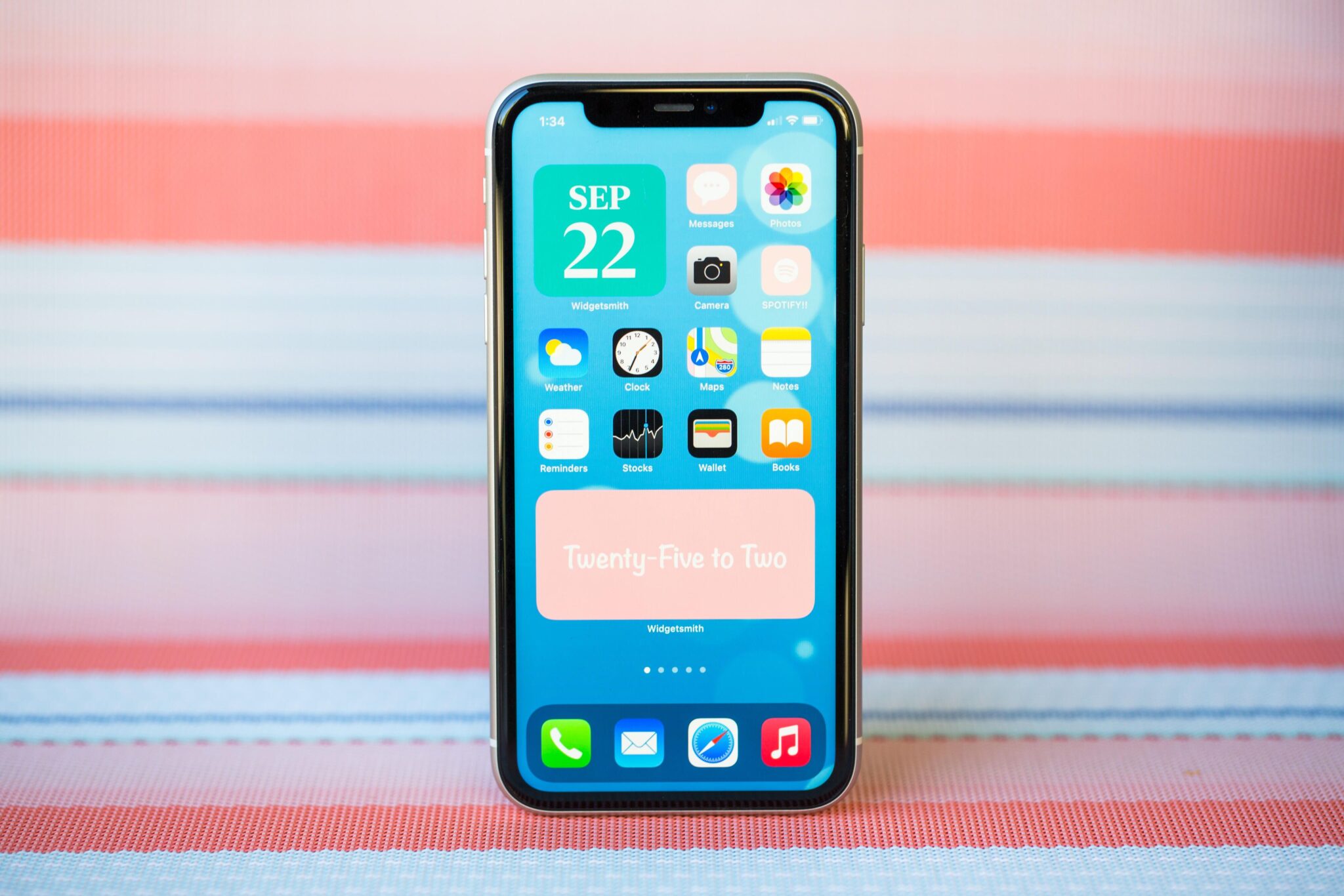 How to Personalize the Home Screen of Your Apple iPhone to Look More
