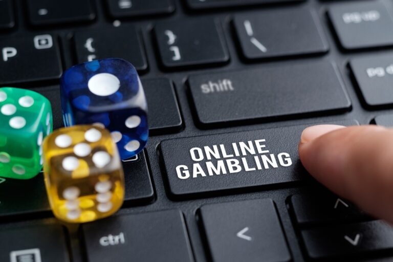 If Gambling Online is So Risky, Why Do People Keep Doing It? Decoding the Thrill